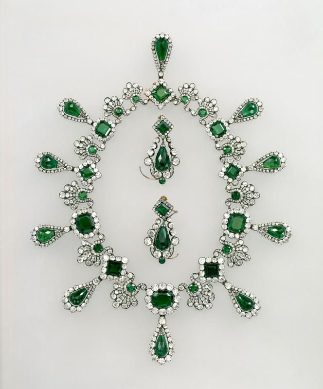 Collier et boucles d’oreilles de la parure d’émeraudes de l’impératrice Marie-Louise.