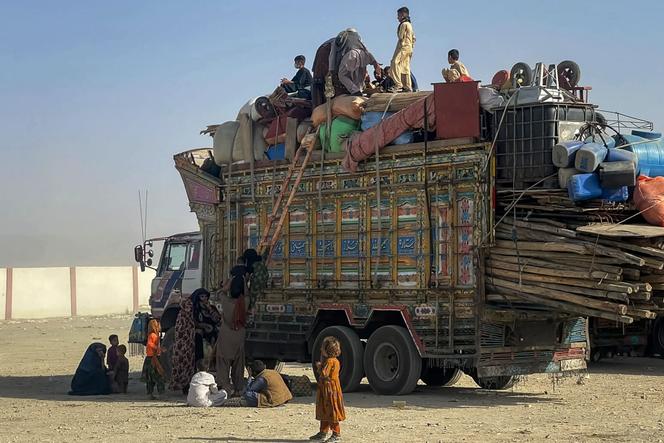 Des réfugiés afghans chargent un camions à la frontière avec le Pakistan, dimanche 19 octobre 2025.