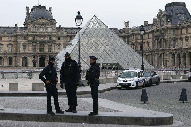 French police officers stand in front of the Louvre Museum after robbery, in Paris on October 19, 2025.