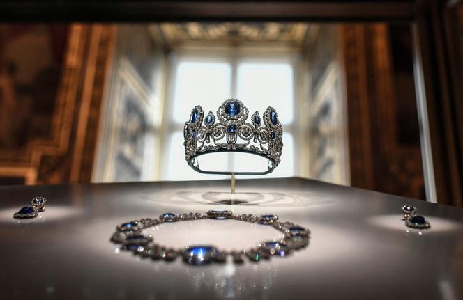 Diadème, collier et boucles d’oreilles de la parure de saphirs de la reine Marie-Amélie et de la reine Hortense.