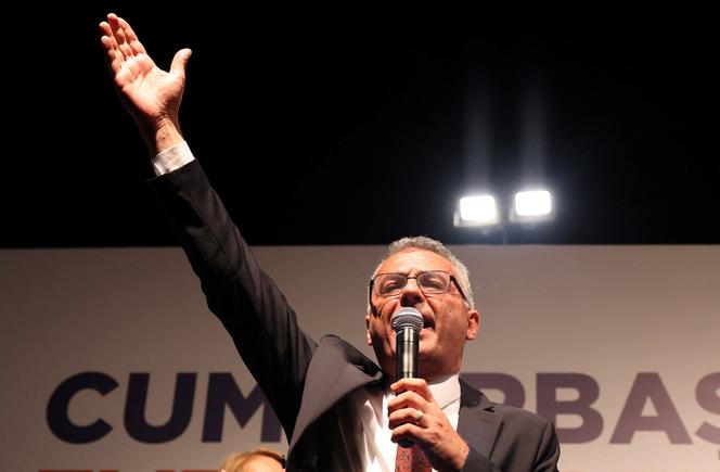 Le social-démocrate Tufan Erhürman célèbre sa victoire dès le premier tour de l’élection présidentielle de Chypre Nord, le 19 octobre 2025. 