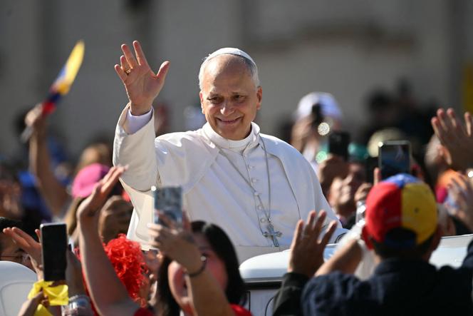 Le pape Léon XIV, salue la foule de sa papamobile après une messe pour la canonisation de sept nouveaux saints, sur la place Saint-Pierre au Vatican, le 19 octobre 2025.