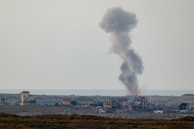 De la fumée s’élève de Gaza après une frappe aérienne israélienne, vue d’Israël, le 19 octobre 2025. 