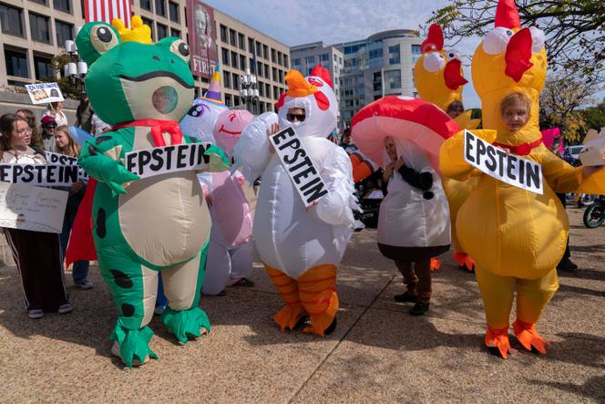 Manifestantes em fantasias infláveis ​​se manifestam na Avenida Pensilvânia durante um protesto No Kings em Washington, sábado, 18 de outubro de 2025.