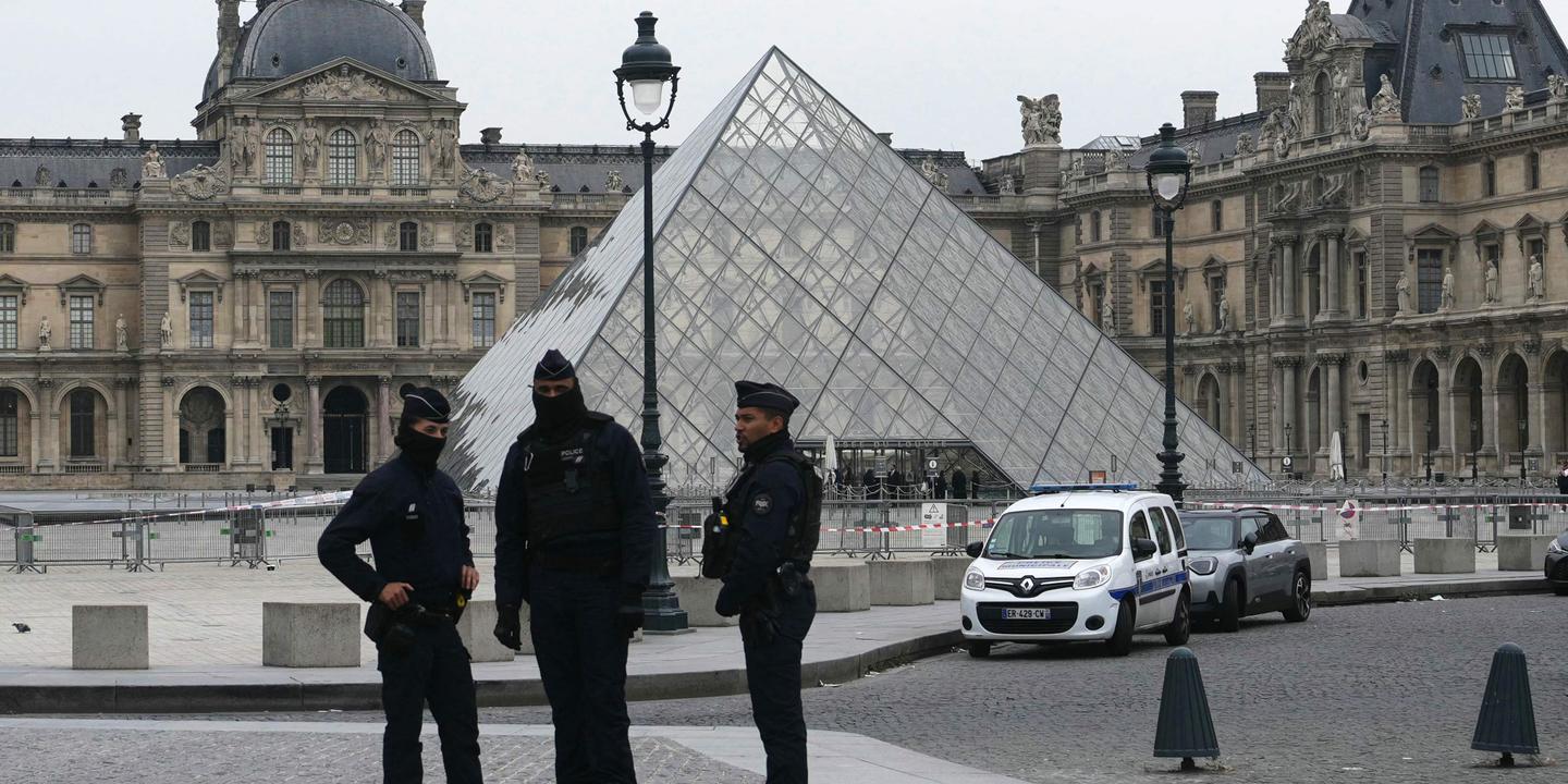 Louvre closes after thieves steal 'priceless' jewels in daytime heist