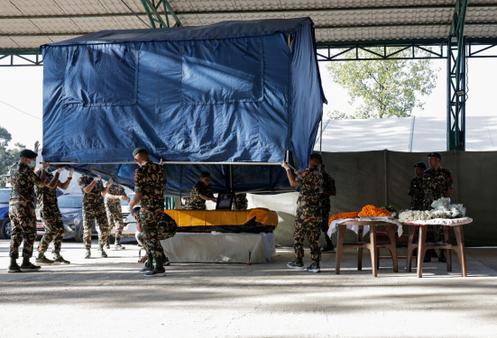L’armée népalaise dévoile le cercueil de l’otage Bipin Joshi, après que son corps a été ramené au Népal, à l’aéroport international Tribhuvan de Katmandou, le 20 octobre 2025.
