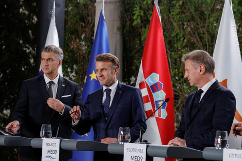 Le premier ministre croate, Andrej Plenkovic, le président français, Emmanuel Macron, et le premier ministre slovène, Robert Golob, lors du sommet des dirigeants MED9 à Portoroz (Slovénie), le 20 octobre 2025.