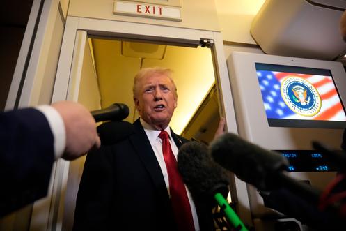 Donald Trump s’adresse aux journalistes à bord d’« Air Force One », le 19 octobre 2025, alors qu’il se rend à la base militaire d’Andrews, dans le Maryland, à son retour de Floride.