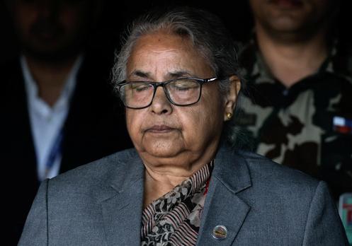 La première ministre du Népal, Sushila Karki, lors de la minute de silence en hommage à l’otage décédé Bipin Joshi, après que son corps a été ramené au Népal, à l’aéroport international Tribhuvan de Katmandou, le 20 octobre 2025.