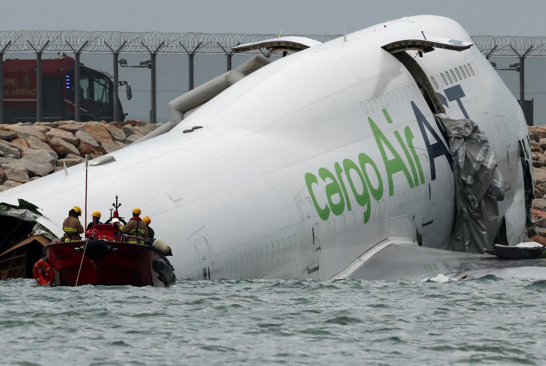 Hongkong : deux personnes tuées au sol lors de l’atterrissage d’un avion-cargo qui finit en mer