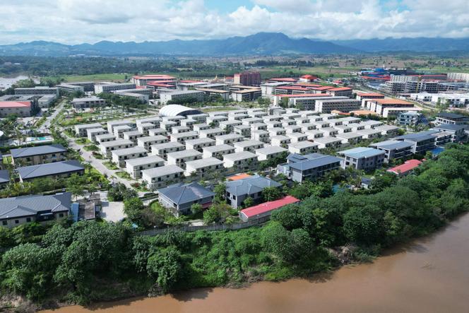 Cette photo aérienne prise le 17 septembre 2025 montre le complexe KK Park dans la commune de Myawaddy, à l’est du Myanmar, telle qu’elle apparaît depuis le district de Mae Sot, dans la province frontalière thaïlandaise de Tak.
