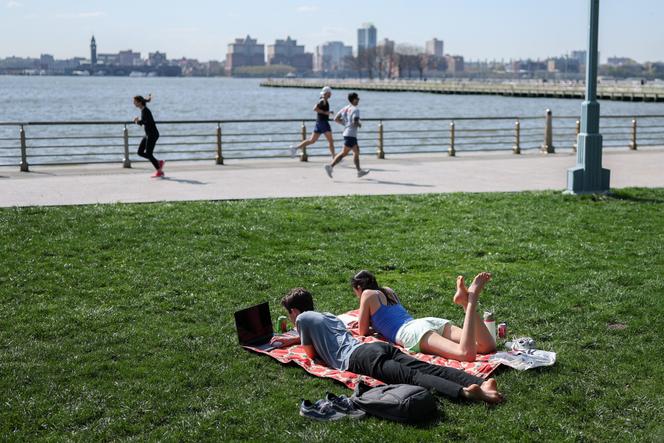 Sur les rives de l’Hudson à Manhattan (New York), le 23 avril 2025.