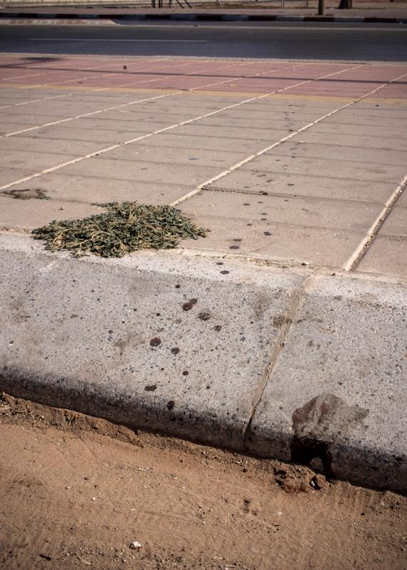 Les traces du sang d’Abdessamade Oubalat, à l’endroit où l’étudiant de 24 ans a été tué par balles par des forces de l’ordre, à Lqliaa, au Maroc, le 5 octobre 2025.