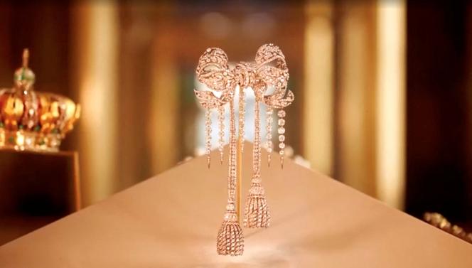 Cette broche incrustée de pierres précieuses, portée par l’impératrice Eugénie, figure parmi les objets dérobés au Musée du Louvre, à Paris, le 19 octobre 2025. 