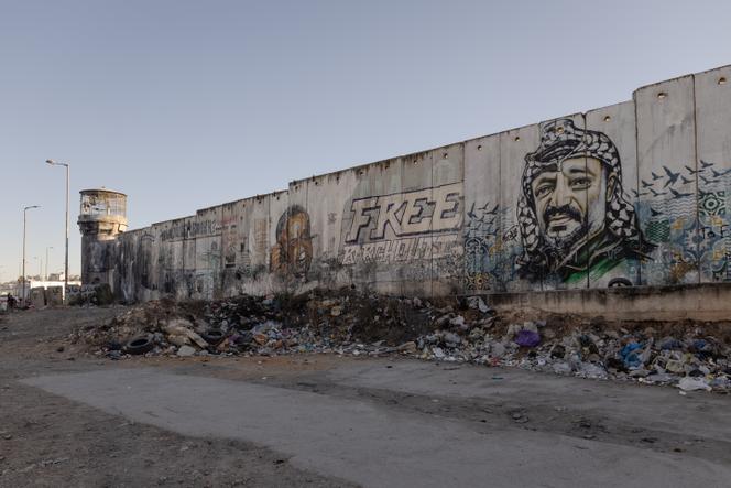 Un graffiti à l’effigie de Marwan Barghouti, au check-point de Kalandia, en Cisjordanie, le 18 octobre 2025.