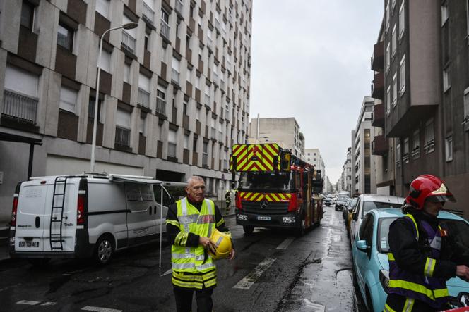 Les pompiers interviennent sur les lieux après un incendie dans un immeuble résidentiel à Lyon, le 20 octobre 2025.