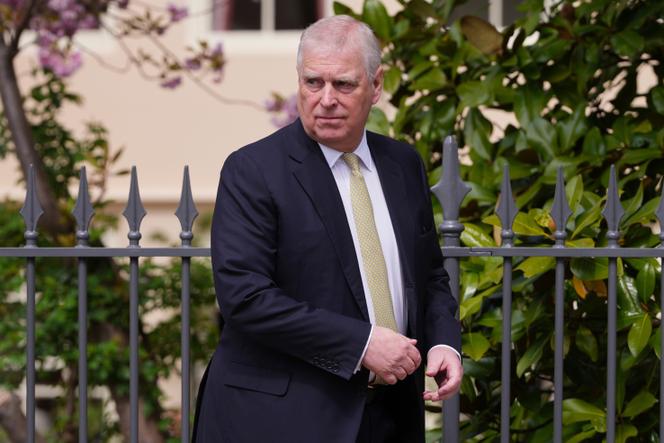 Le prince Andrew quitte la chapelle Saint-Georges du château de Windsor, en Angleterre, après la messe de Pâques, le 20 avril 2025.