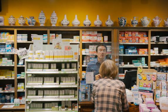 Antoine Rousset, pharmacien de l’officine des Avaloirs de Saint-Pierre-des-Nids (Mayenne), le 7 octobre 2025.