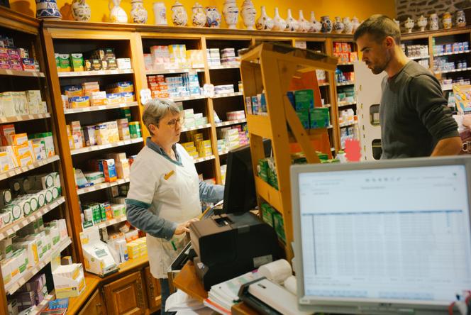 Delphine, préparatrice, sert un patient dans la pharmacie des Avaloirs, à Saint-Pierre-des-Nids (Mayenne), où elle travaille depuis 1992, le 7 octobre 2025.