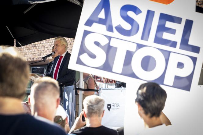 Geert Wilders, chef du parti d’extrême droite PVV, lors d’une manifestation contre l’arrivée de réfugiés mineurs à Helmond (province de Brabant-Septentrional), aux Pays-Bas, le 1ᵉʳ juillet 2025.