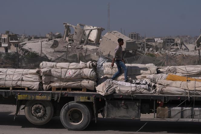 Un camion transportant de l’aide humanitaire traverse Khan Younis, dans le sud de la bande de Gaza, le lundi 20 octobre 2025.