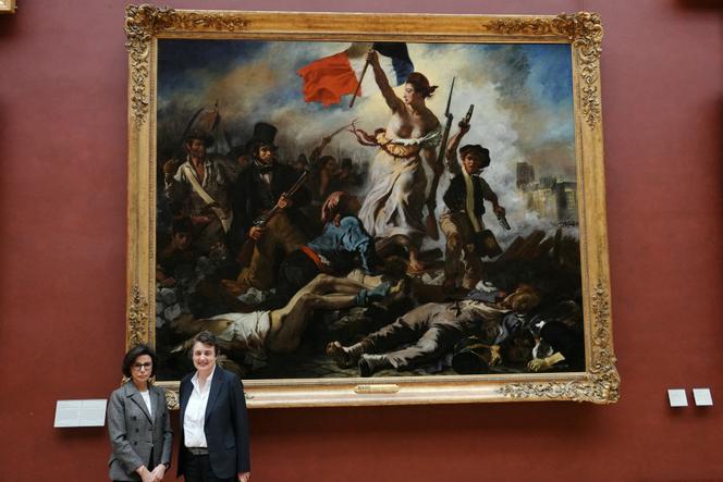 La ministre de la culture, Rachida Dati, et la directrice du Louvre, Laurence des Cars, devant le tableau « La Liberté guidant le peuple » (1830) d’Eugène Delacroix, au musée du Louvre, à Paris, le 2 mai 2024. 