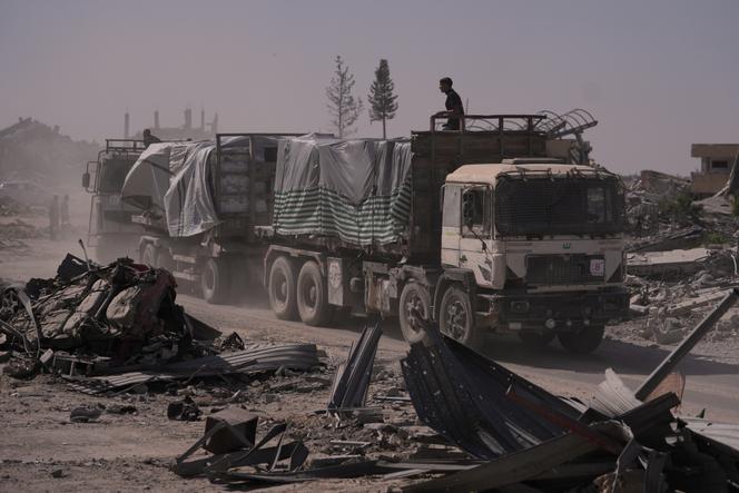Des camions transportant de l’aide humanitaire traversent Khan Younès, dans le sud de la bande de Gaza, le lundi 20 octobre 2025. 