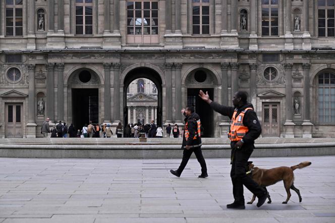 Le personnel de sécurité demande aux visiteurs de quitter la cour du Louvre après l’annonce de la fermeture du musée pour une deuxième journée, suite au vol des joyaux de la couronne royale la veille, à Paris, le 20 octobre 2025.