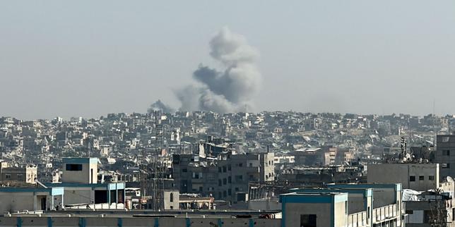 De la fumée s’élève après une frappe israélienne à Khan Younès, dans le sud de la bande de Gaza, le 20 octobre 2025. 