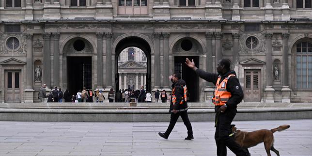 Le personnel de sécurité demande aux visiteurs de quitter la cour du Louvre après l’annonce de la fermeture du musée pour une deuxième journée, suite au vol des joyaux de la couronne royale la veille, à Paris, le 20 octobre 2025.