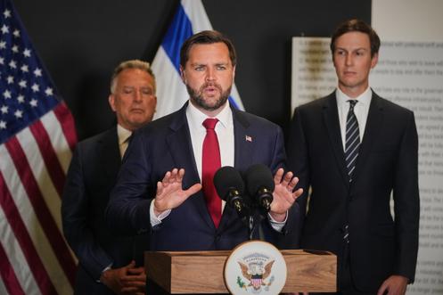 L’envoyé spécial américain au Moyen-Orient, Steve Witkoff, le vice-président américain, J. D. Vance, et le gendre du président américain, Jared Kushner, au centre de coordination civilo-militaire de Kiryat Gat, dans le sud d’Israël, le 21 octobre 2025.