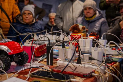 Des habitants réfugiés sous une tente de fortune, lors d’une coupure d’électricité à la suite d’une attaque de drone russe, à Tchernihiv (Ukraine), le 21 octobre 2025.