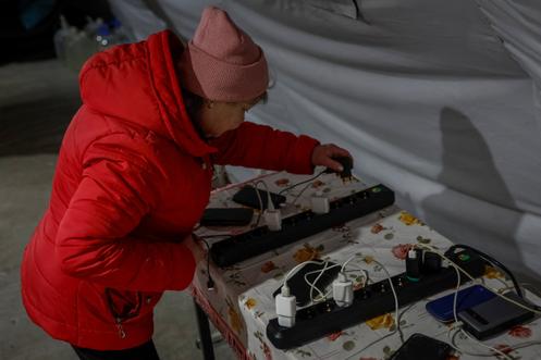Centre de chargement de téléphones portables, dans un point d’invincibilité, lors d’une coupure d’électricité due à une attaque de drone russe, à Tchernihiv (Ukraine), le 21 octobre 2025.
