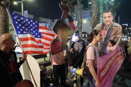 Des manifestants brandissent des portraits d’otages morts toujours détenus par le Hamas dans la bande de Gaza, à Tel-Aviv, le 21 octobre 2025.