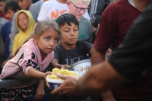 Distribution de nourriture dans le camp de déplacés de Nousseirat, dans le centre de la bande de Gaza, le 21 octobre 2025.