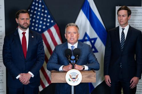 Le vice-président américain, J. D. Vance, l’envoyé spécial américain au Moyen-Orient, Steve Witkoff, et le gendre du président américain, Jared Kushner, au centre de coordination civilo-militaire de Kiryat Gat, dans le sud d’Israël, le 21 octobre 2025.