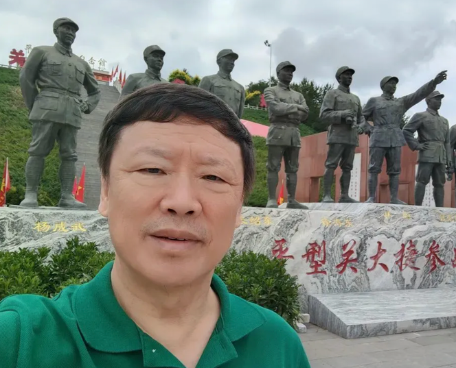 Une image venant du compte Weibo de Hu Xijin, le montrant devant un monument à Pingxingguan, (Chine).