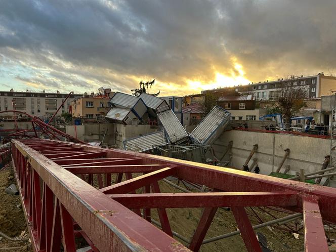 Grue effondrée qui s’est renversée sous l’effet de vents violents à Ermont (Val-d’Oise), le 20 octobre 2025.