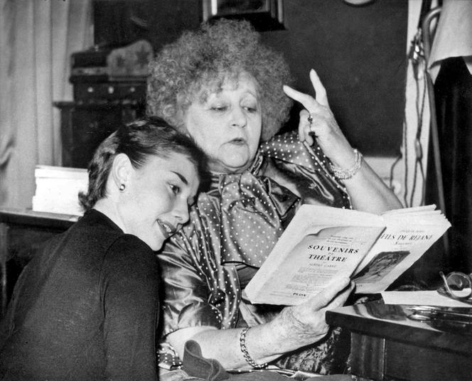 Colette et Audrey Hepburn (à gauche), qui joua dans l’adaptation de la nouvelle « Gigi » à Broadway (New York), en 1951.