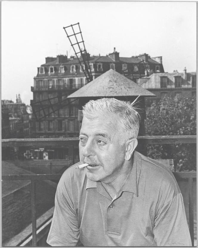Jacques Prévert sur la terrasse de son appartement, derrière le Moulin-Rouge, à Paris, en 1976.
