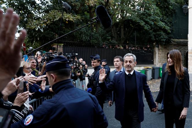 L’ancien président Nicolas Sarkozy quitte son domicile parisien pour rejoindre la prison de la Santé, le 21 octobre 2025.