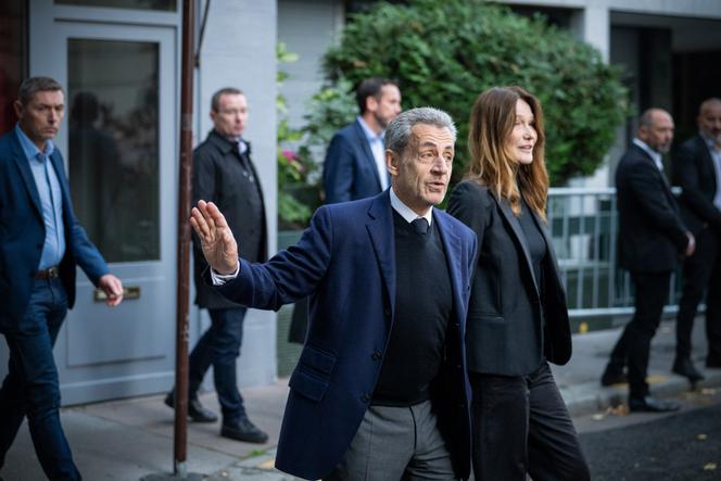 L’ancien président français Nicolas Sarkozy et son épouse Carla Bruni-Sarkozy quittent leur domicile, le 21 octobre 2025.