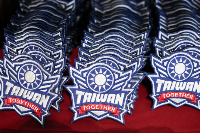 Des marchandises à vendre pour les célébrations du 130e anniversaire de la fondation du plus grand parti d’opposition de Taïwan, le Kuomintang, à Taoyuan, Taïwan, le 24 novembre 2024. 
