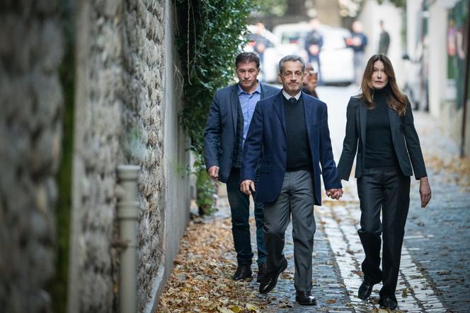 Nicolas Sarkozy sort de chez lui pour se rendre à la prison de la Santé, à Paris, le 21 octobre 2025.
