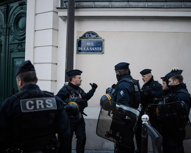 Devant la prison de la Santé, avant l’arrivée de l’ancien président Nicolas Sarkozy, à Paris, le 21 octobre 2025.