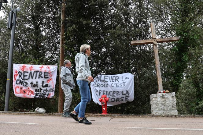 La croix à l’entrée de Quasquara, dans le sud de la Corse, le 14 octobre 2025.