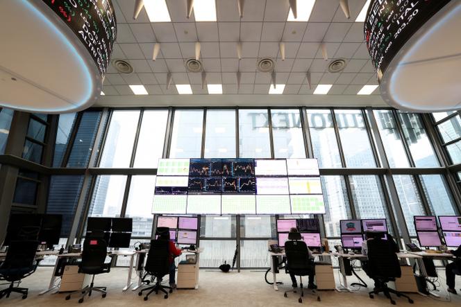 Les indicateurs de marché affichés sur écrans numériques dans le bâtiment de la Bourse Euronext, dans le quartier d’affaires de la Défense, à Paris, le 7 avril 2025.