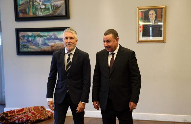 Le ministre espagnol de l'intérieur Fernando Grande-Marlaska et son homologue algérien Saïd Sayoud, à Alger, le 20 octobre 2025.