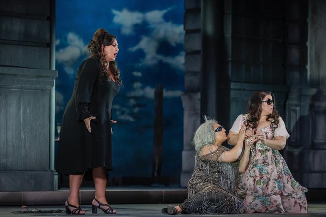 Anna Pirozzi (Gioconda), Anita Rachvelishvili (La Cieca) et Alisa Kolosova (Laura) dans « La Gioconda », d’Amilcare Ponchielli, à l’Opéra national de Grèce, le 19 octobre 2025.