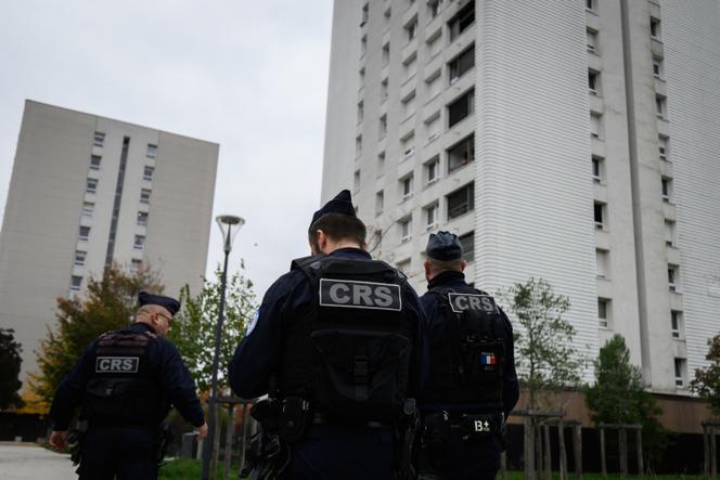 Patrouille de CRS dans le cadre d’une opération anti-drogue, menée dans le quartier du Mistral, à Grenoble, le 15 octobre 2025.